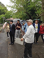 キャンパスツアーでの川崎理事によるガイド
