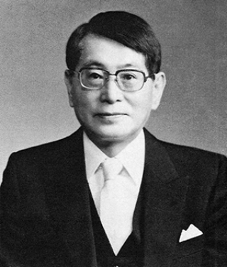 津田眞澂教授肖像写真